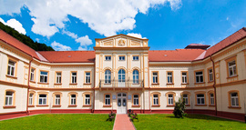 kúpeľný dom so zrkadliskom Sina