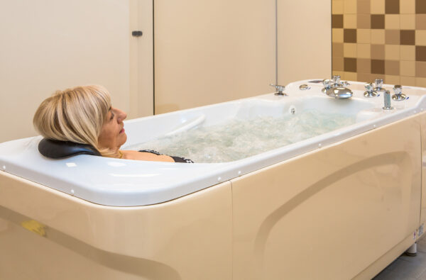 Hydromassage-Badewanne